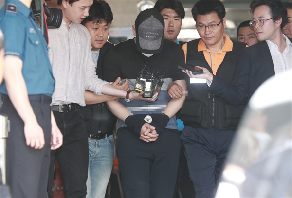 연세대 공대 김모(47) 교수 연구실에 폭발물을 둬 김 교수를 다치게 한 혐의(폭발물 사용)를 받고 있는 대학원생 김모씨가 지난 15일 오전 영장실질심사를 받기 위해 서울 서대문경찰서를 나서고있다. 