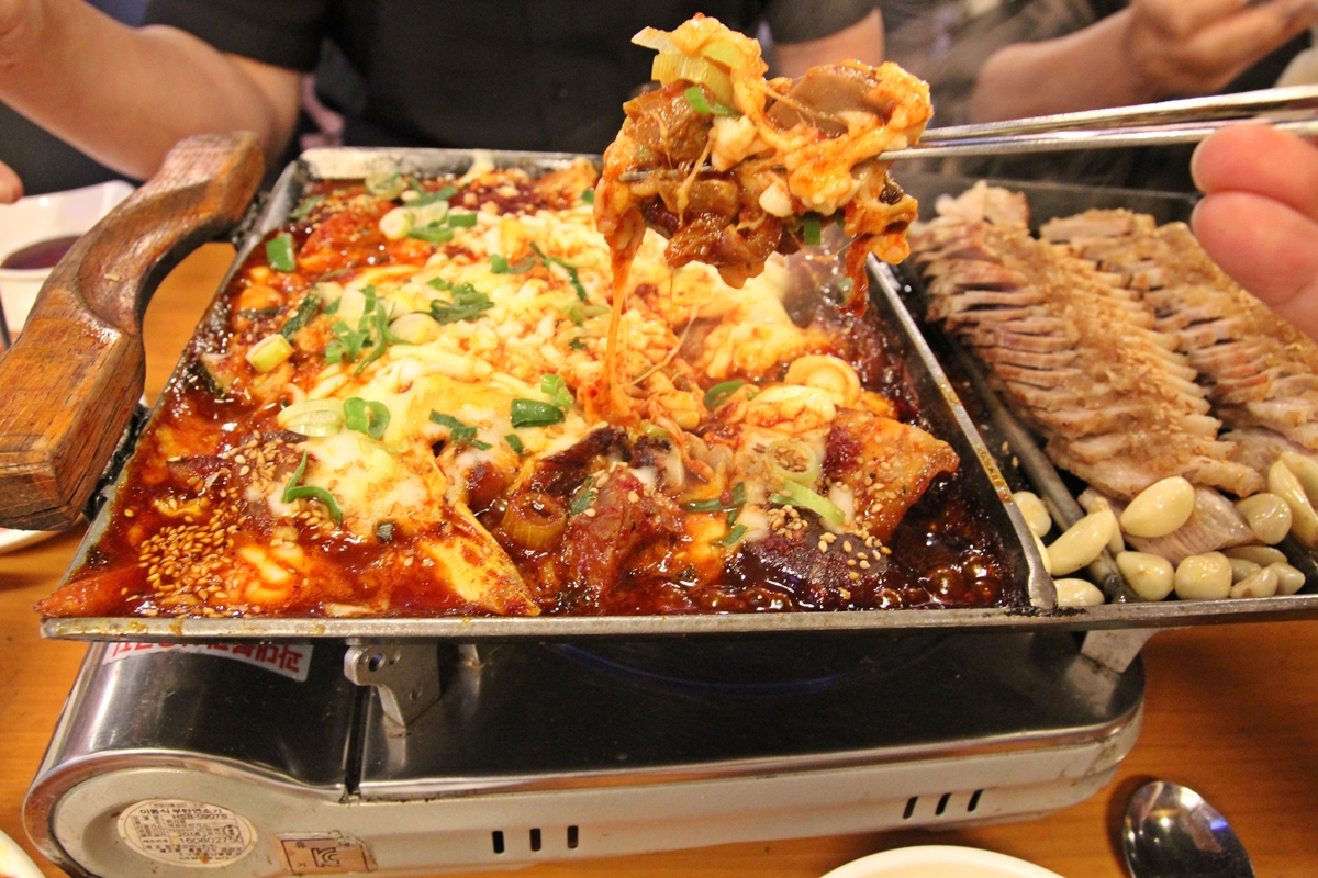  치즈족발은 퓨전적인 맛과 비주얼이 돋보인다. 젊은이들이 선호한다.