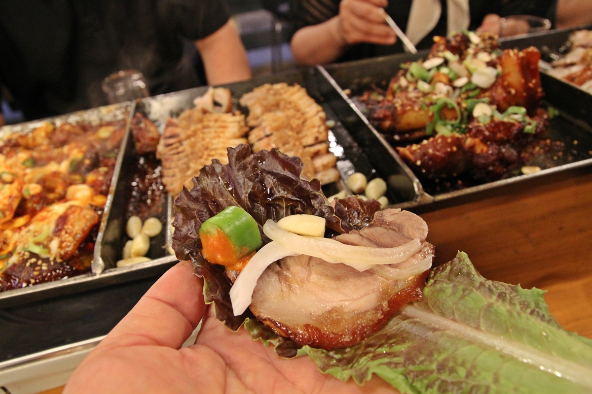  마늘수육은 수육과 함께 조리한 통마늘과 수육이 진짜 조화롭다.
