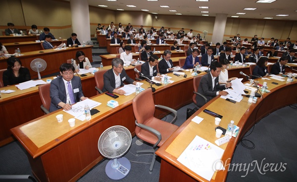 6월 19일 오전 경기도 고양시 사법연수원에서 열린 전국법관대표회의에 참석한 법관들이 회의시작을 기다리고있다.