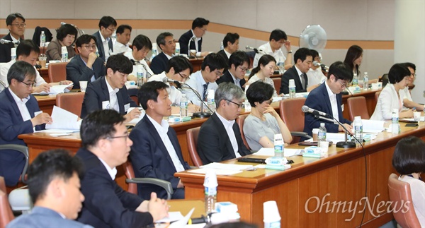 19일 오전 경기도 고양시 사법연수원에서 열린 전국법관대표회의에 참석한 법관들이 회의시작을 기다리고있다.