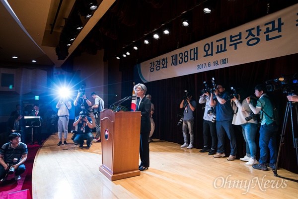 19일 오전 서울 종로구 외교부 청사에서 강경화 신임 외교부 장관 취임식이 열리고 있다.