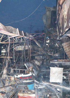 지난 3월 18일 불에 탄 소래포구 어시장 일부 모습.