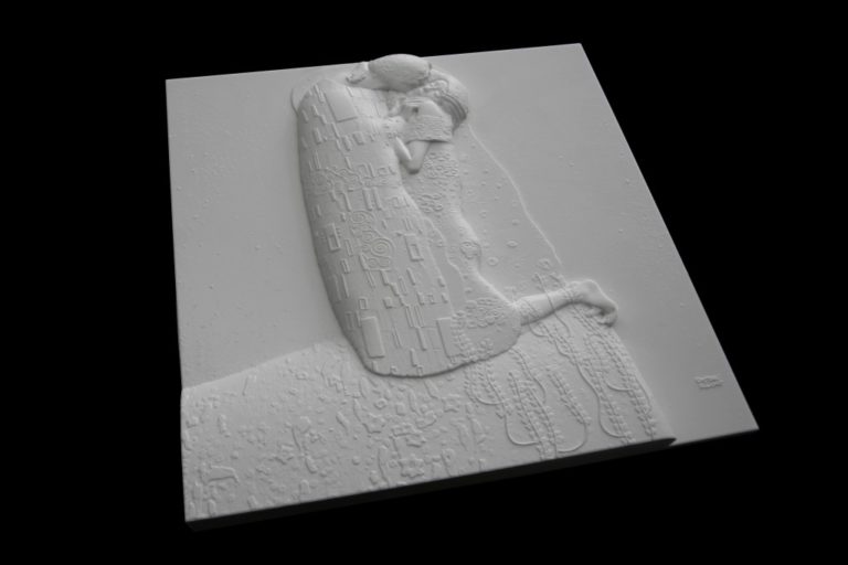 ▲ 오스트리아 벨베데레 미술관(Belvedere Museum)에 전시된 구스타프 클림트의 명작 '키스' 옆에는 시각장애인을 위한 3D 작품이 나란히 놓여있다. 유럽연합의 'AMBAVis' 프로젝트의 일환으로 지난해 10월에 제작되었다.