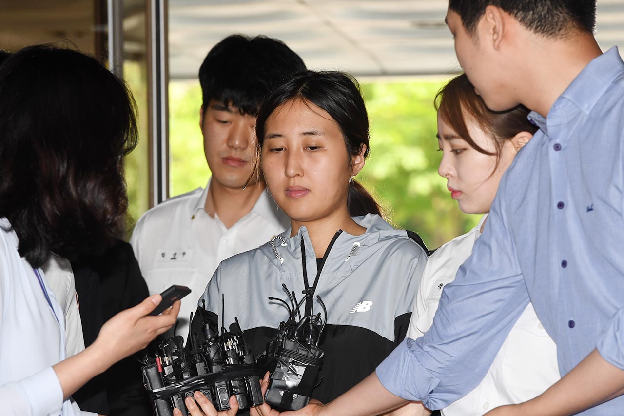 박근혜 정부의  '비선실세'였던 최순실 씨의 딸 정유라 씨가 두 번째 구속 전 피의자심문(영장실질심사)을 받기 위해 20일 오전 서울 서초구 서울중앙지법으로 출석하고 있다. 