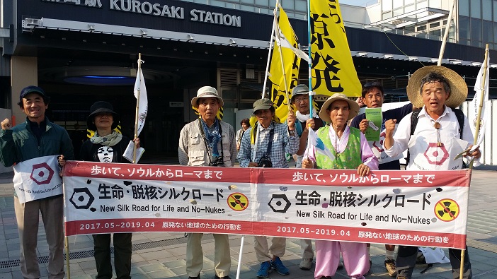 '원발 사요나라'라는 깃발을 들고 함께 걸으면서 일본 원자력 발전의 재가동 중단을 외치고 있다.
