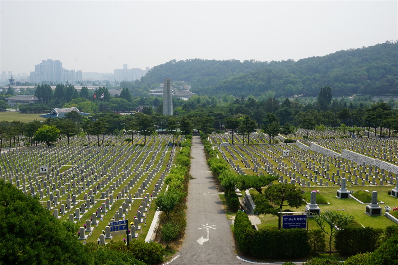 애국지사 묘역에서 바라본 국립서울현충원
6.25전쟁 전사자와 베트남전쟁 참전 전사자 그리고 독립운동가와 국가유공자들이 안장되어 있다.