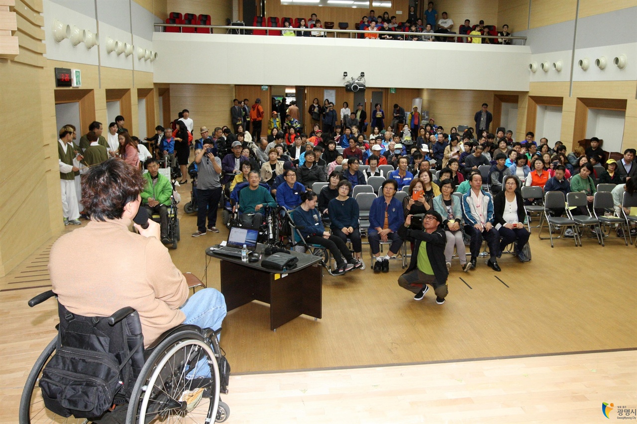 강원래 씨가 장애인 인권문화제에서 강연하고 있다.