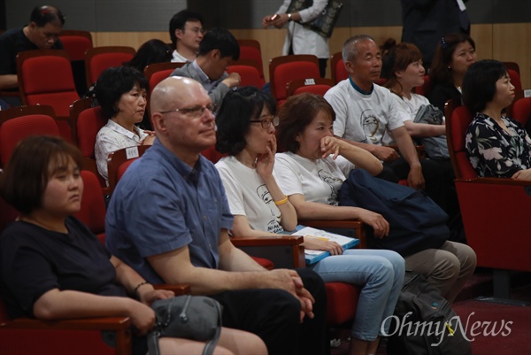 20일 오후 서울 여의도 국회 의원회관에서 전자산업 직업병 피해자들의 이야기를 담은 ‘클린룸 이야기’ 상영회를 지켜본 피해자와 시민들이 눈물을 훔치고 있다.