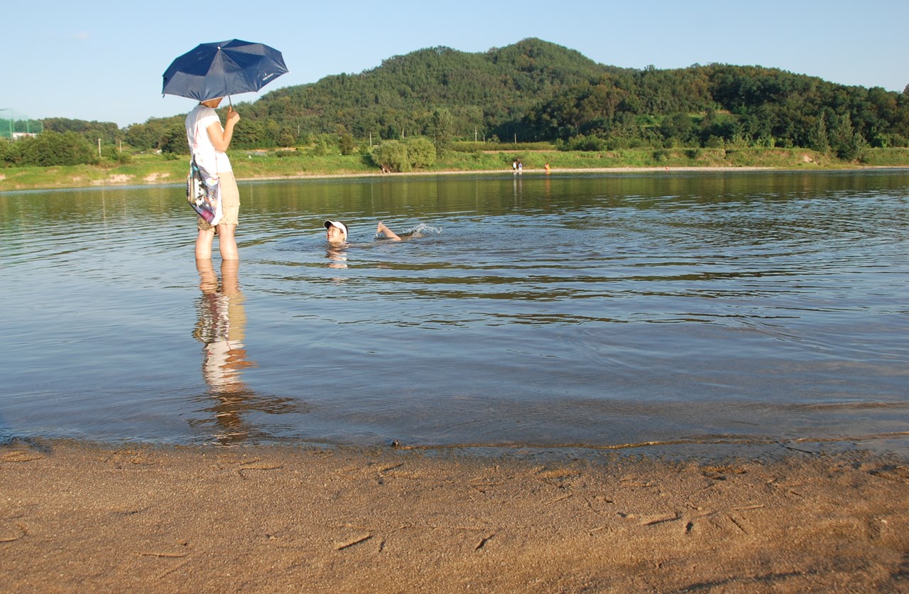  모래밭엔 철새 발자국이 있다. 4대강사업 이전엔 이렇게 사람과 자연이 어울린 낙동강이었다. 