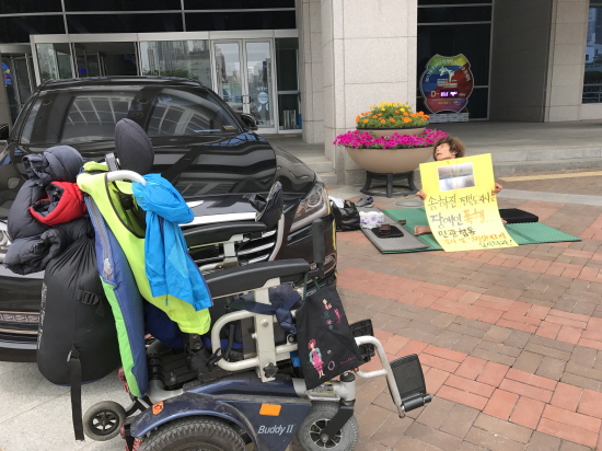 이연호씨가 19일부터 전북도를 상대로 1인 시위를 시작했다. 그는 최근 장애인 폭행으로 논란이 되고 있는 전주의 한 장애인 주간보호센터에 대한 감사 및 인권실태조사를 요구하고 있다.