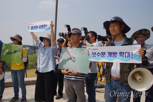 이낙연 국무총리가 21일 오전 낙동강 강정고령보를 방문하자 환경단체들이 손피켓 등을 들고 시위를 벌이고 있다.