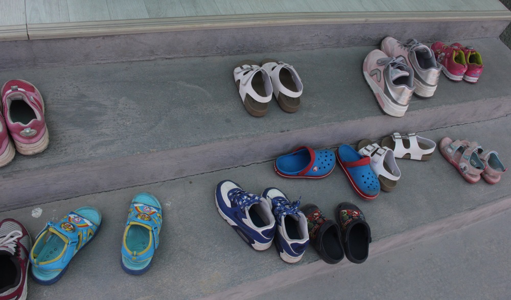 부여 마정초 유치원 원아는 모두 세 명이다. 그런데 아이들 신발이 열 세 짝이나 된다. 무슨 일일까? 
