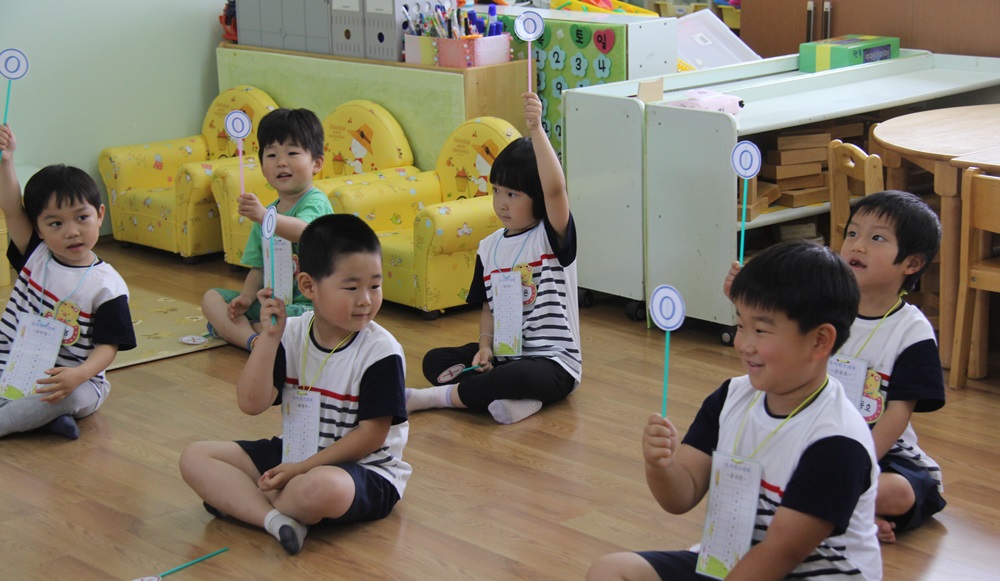 인근 소규모 병설 유치원 아이들이 공동수업(독서 퀴즈대회)을 위해  한 자리에 모였다. 