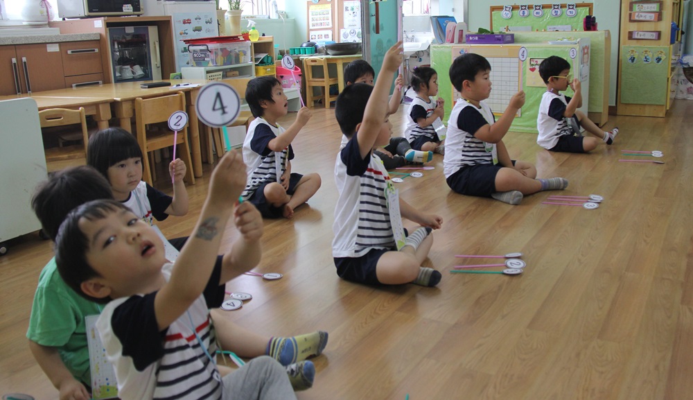 유치원 원생들이 독서 퀴즈대회를 하고 있다.