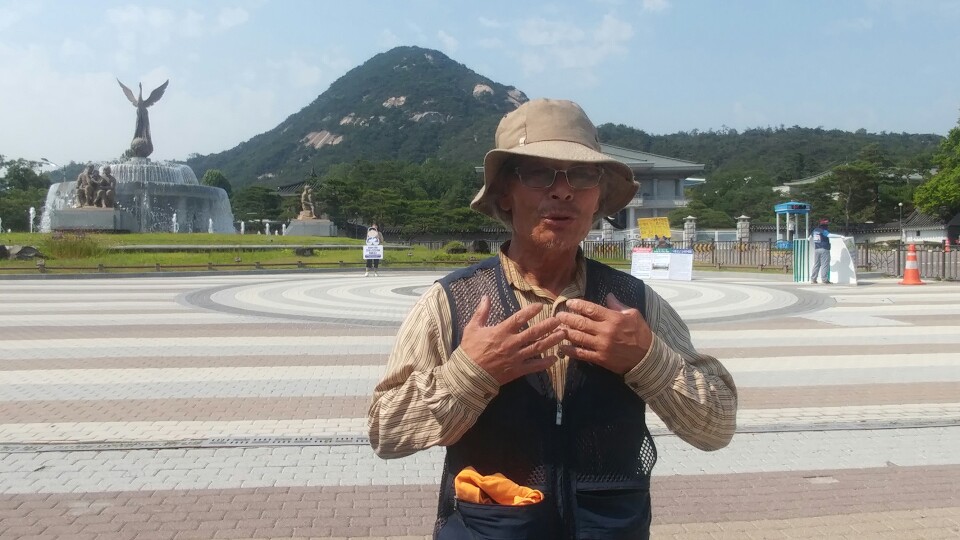 지난 15일 청와대 분수대 앞에서 농업보상금을 못받고 있는 사연을 말하고 있는 김은주 농민 
