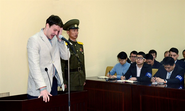 (평양 조선중앙통신=연합뉴스) 북한이 억류한 미국인 대학생 오토 웜비어가 재판받는 모습을 조선중앙통신이 16일 보도했다.