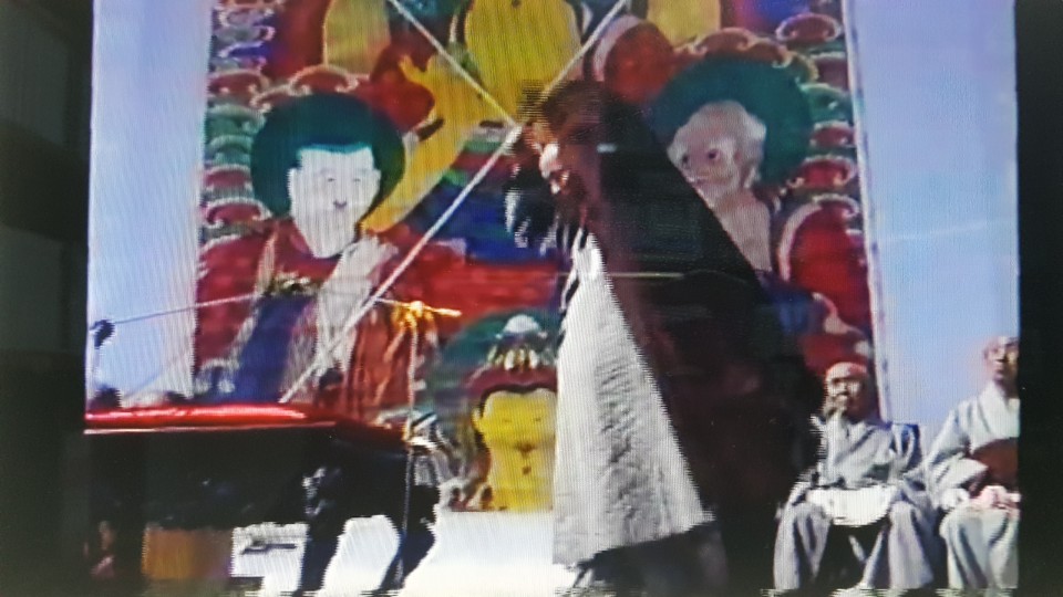 명진스님이 1994년 조계사에서 열린 행사에서 종단개혁을 주장하면서 가사를 벗어 원로 스님들에게 바치는 장면. 