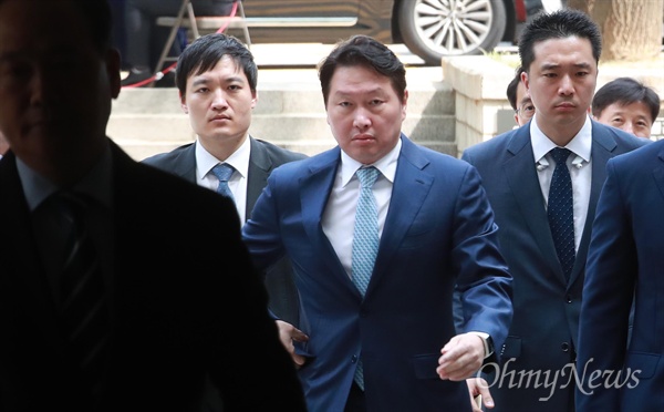 2017년 6월 22일 최태원 SK 회장이 서울중앙지방법에서 열린 박근혜 전 대통령 재판에 증인으로 출석하고 있다.