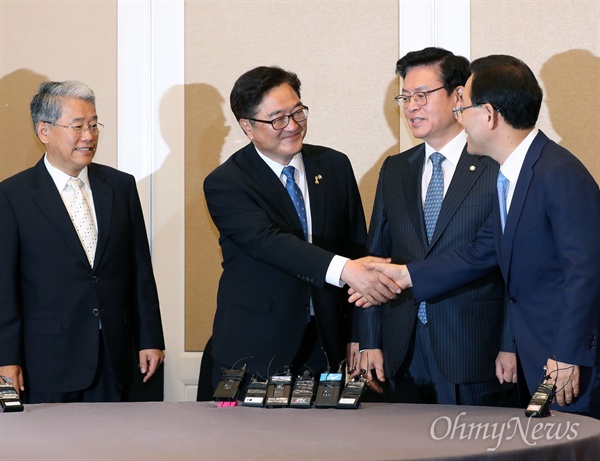 국민의당 김동철(왼쪽부터), 더불어민주당 우원식, 자유한국당 정우택, 바른정당 주호영 원내대표가 22일 오전 국회 귀빈식당에서 회동을 갖고 인사하고 있다. 