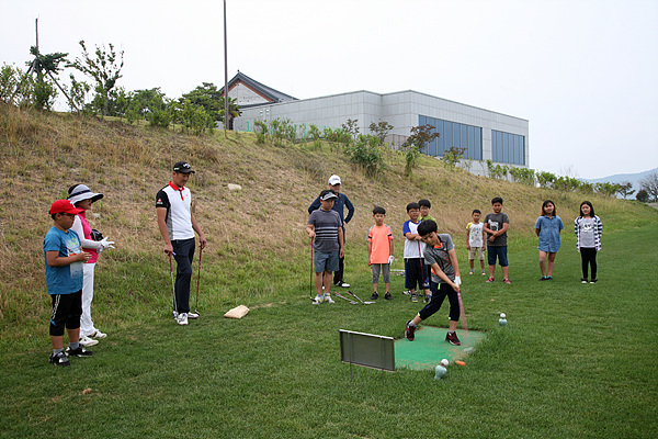 이웃한 골프장에서는 매주 수요일 오후 학생들에게 6홀짜리 골프장을 무료로 개방해준다. 이들 중에서 국가대표 골프선수가 나오지 않을까? 