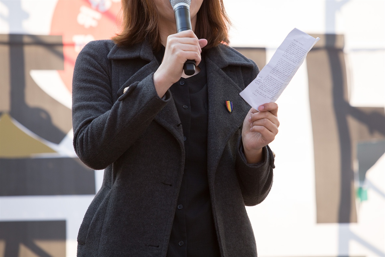 지난 3월 4일 서울 종로구 청계광장에서 열린 3.8여성의 날 기념 페미니즘 문화제 '페미답게 쭉쭉간다'에서 발언하고 있는 한희의 모습.