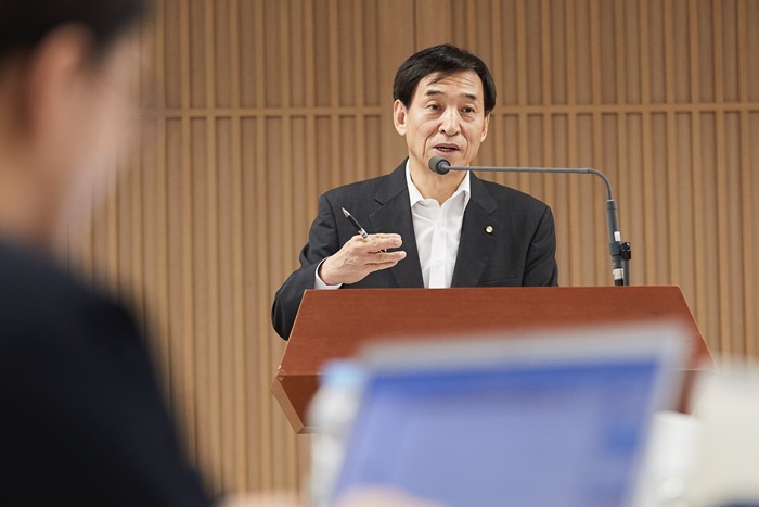  이주열 한국은행 총재가 22일 서울 중구 한국은행 삼성본관에서 열린 오찬간담회에서 기자들의 질문에 답하고 있다.