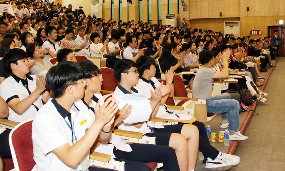 지난 21일 혁신교육 콘서트에 참석한 고교생들이 손뼉을 치고 있다. 