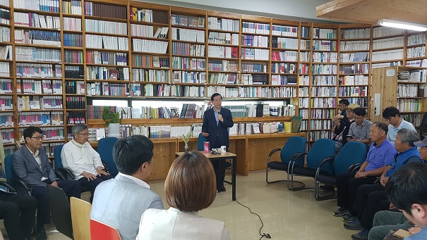 충남 홍성군 밝맑도서관을 방문한 박원순 시장이 주민들과 간담회를 갖고 있다. 