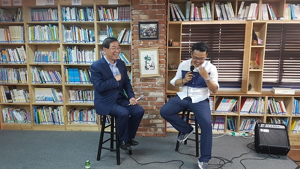 새홍성교회에 있는 다문화 도서관을 찾은 박원순 시장이 주민들과 대화를 나누고 있다. 