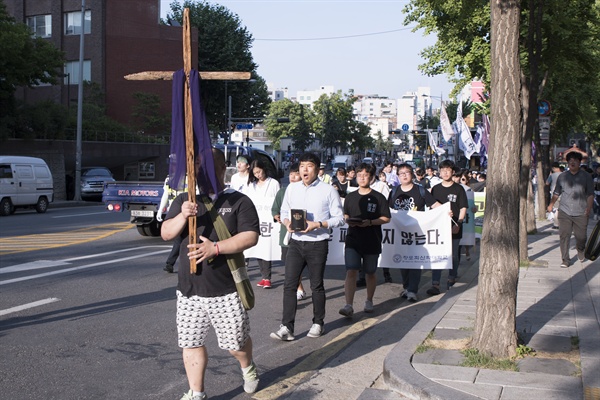 6월 22일 오후 5시께 신학생들이 종로 5가에 위치한 한국기독교회관을 향해 행진하고 있다. 
