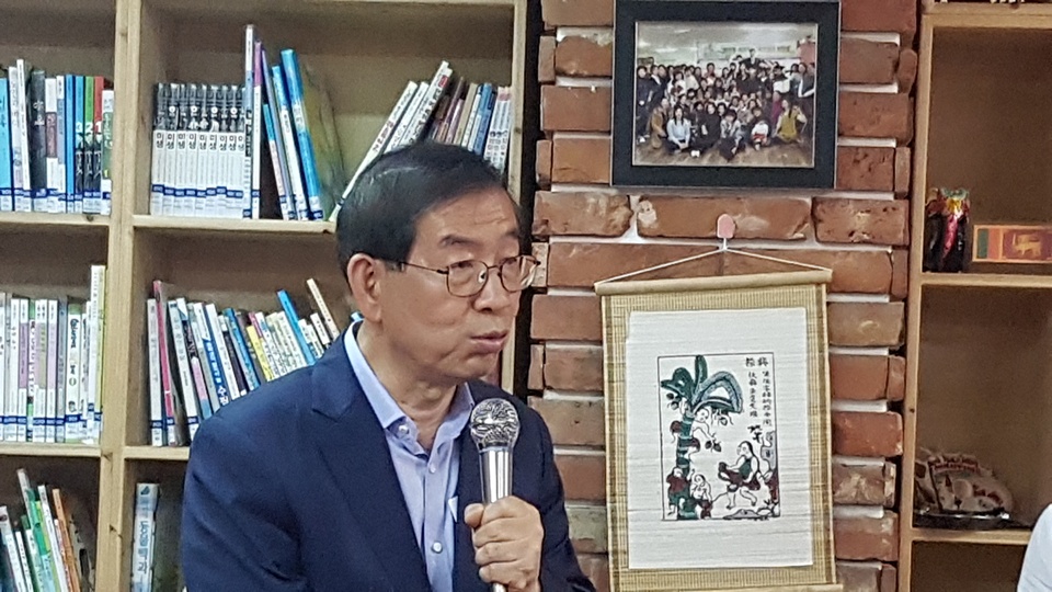 22일 홍성을 방문한 박원순 서울시장이 홍성이주민센터 다문화도서관에서 홍성군민들과 대화를 하고 있다.