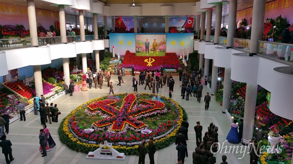 꽃 전시관 내부모습. 중앙에 조선로동당의 상징이 꽃으로 표현돼 있다.
