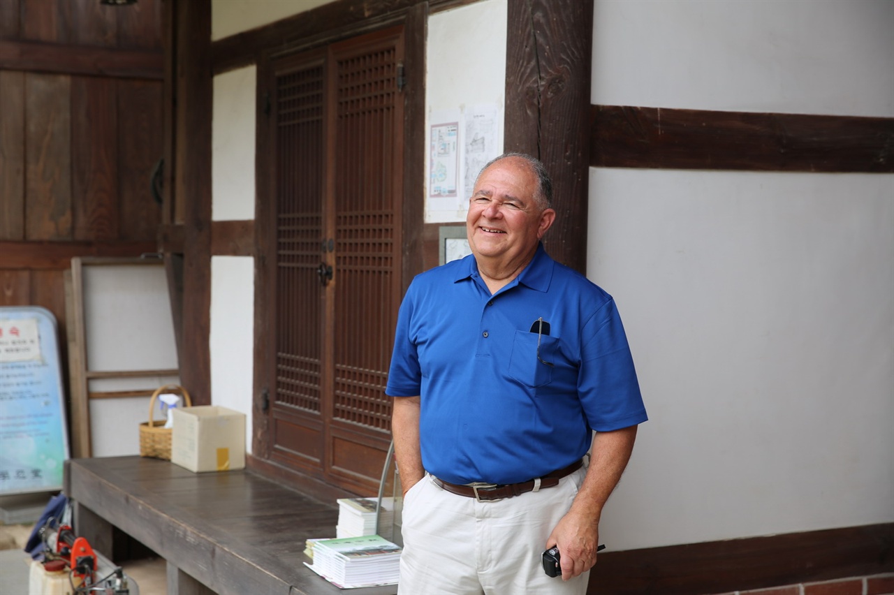 학인당을 찾은 외국인 즐거워하는 외국인