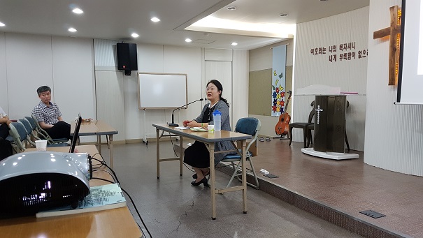 임보라 목사가 새홍성 교회에서 성소주자 차별을 주제로 강연을 하고 있다. 