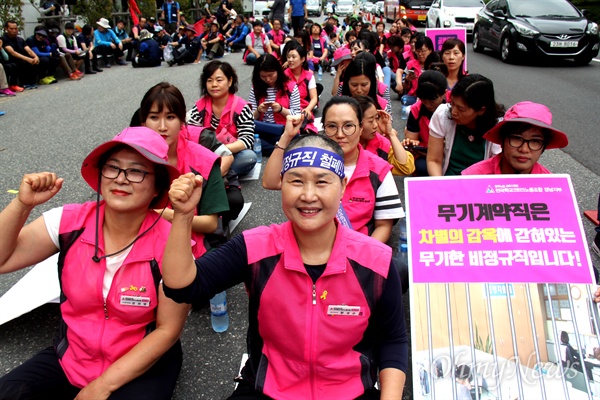 황경순 전국학교비정규직노동조합 경남지부장이 '총파업'을 앞두고 삭발한 가운데, 민주노총 경남본부이 24일 오후 더불어민주당 경남도당 앞에서 연  "최저임금 1만원, 비정규직 철폐, 노조할 권리, 약자들의 직접행동 2017 경남지역 비정규노동자 결의대회"에 참석해 구호를 외치고 있다.