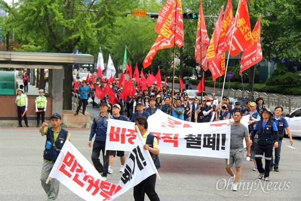 민주노총 경남본부는 24일 오후 더불어민주당 경남도당 앞에서  "최저임금 1만원, 비정규직 철폐, 노조할 권리, 약자들의 직접행동 2017 경남지역 비정규노동자 결의대회"를 열기에 앞서 정우상가 앞에서부터 거리행진했다.