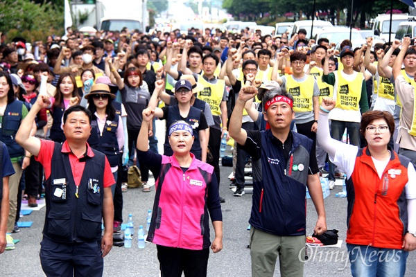 민주노총 경남본부는 24일 오후 더불어민주당 경남도당 앞에서 "최저임금 1만원, 비정규직 철폐, 노조할 권리, 약자들의 직접행동 2017 경남지역 비정규노동자 결의대회"를 열었다.