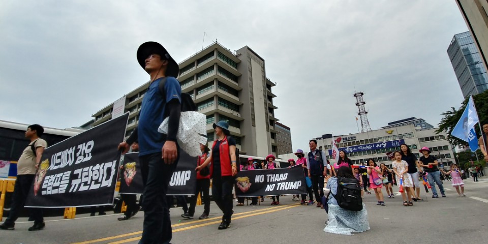 24일 오후 사드반대평화행동 집회 참가자들이 미국 대사관을 둘러싸고 거대한 인간띠를 형성하고 있다. 