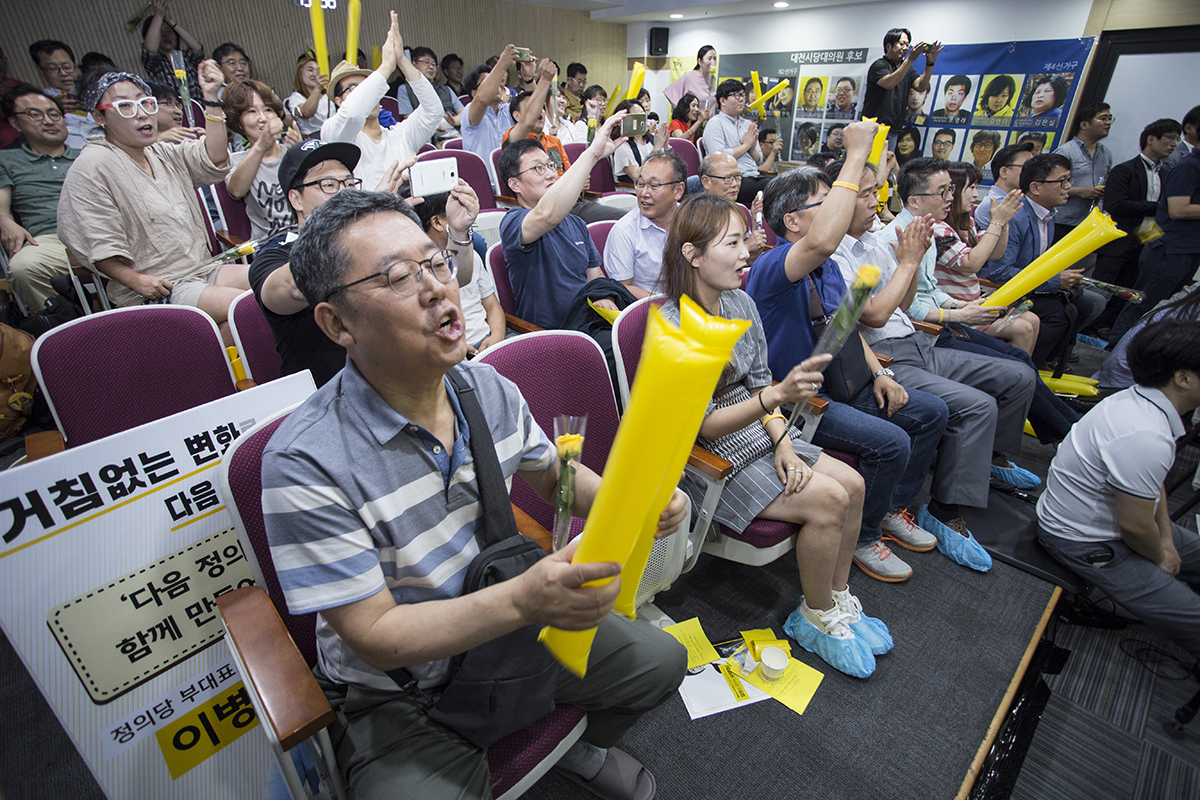 정의당이 12일을 기해 제4기 전국동시당직 선거에 들어간 가운데 24일 저녁 대전시 유성구 아이쿱생협 대전센터에서 대전·충남·세종 합동유세를 진행했다. 