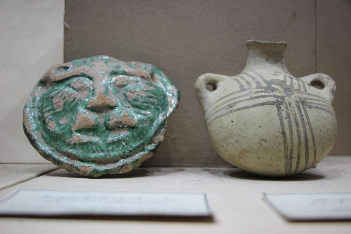 페르시아인 초기 도자기: 동물양각, 고리 등이 있다.  