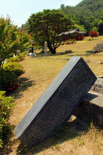거창사건추모공원 맞은편에 군사쿠테타로 집권한 박정희 군사정권에 의해 위령비가 파괴되어 쓰러진 박산합동묘역이 있다.
