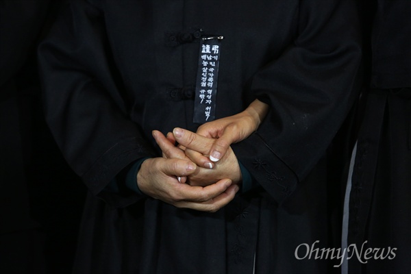 2016년 9월 28일, 부검에 반대한다는 입장을 밝힌 기자회견 중 모습. 고 백남기씨 부인 박경숙씨와 딸 백민주화씨가 손을 잡고 있다.
