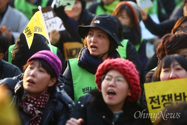 2016년 2월 27일, 서울광장에서 열린 민중총궐기 대회에 참석해 구호를 외치고 있는 백도라지씨.
