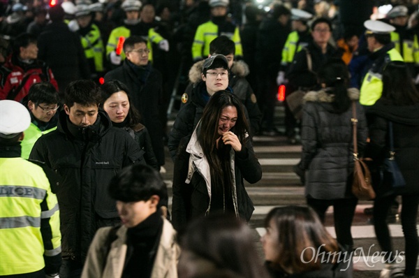 2015년 12월 19일, 서울대병원 앞에서 열린 3차 민중 총궐기 문화제에서 백민주화씨는 눈물을 흘리며 참석한 시민들에게 감사의 마음을 전했다. 그 후 병원으로 돌아가면서도 눈물을 멈추지 못하고 있는 모습.