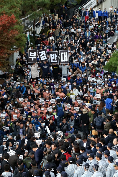 2016년 10월 25일, 고 백남기 농민 강제부검 집행을 위해 종로경찰서장이 서울대병원 장례식장에 도착하자 시민, 농민, 노동자, 학생들이 저지하고 있다.