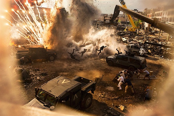  역대 최고의 제작비를 지원받은 마이클 베이는 영화 내내 '파괴지왕'의 위엄을 보여주었다.