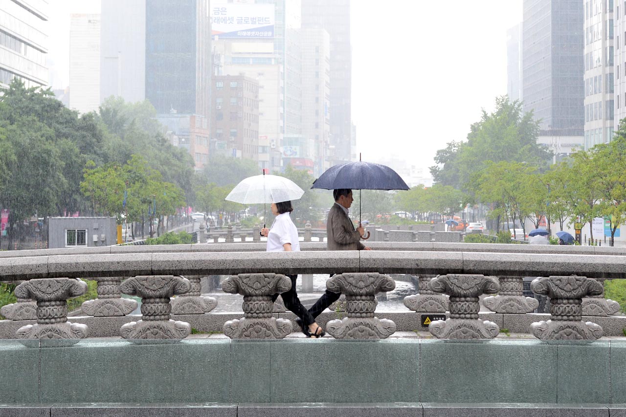 26일 오전 서울지역에 반가운 단비가 내리고 있는 가운데 한 시민이 우산을 쓴채 출근길을 서두르고 있다.