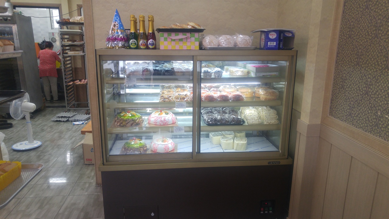 신선함을 요하는 케익류 및 샌드위치류의 빵은 냉장실에 보관되어있다.