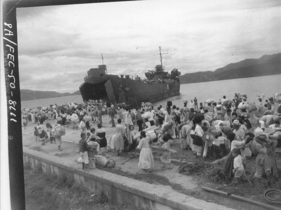  1950. 9. 13. 마산. 낙도로 떠나는 LST 함정에 타고자 몰려든 피란민들.